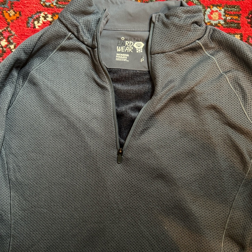 Grey small Mountain Hardwear
AirMesh 1/2-Zip Top - Women's - Picture 5 of 6